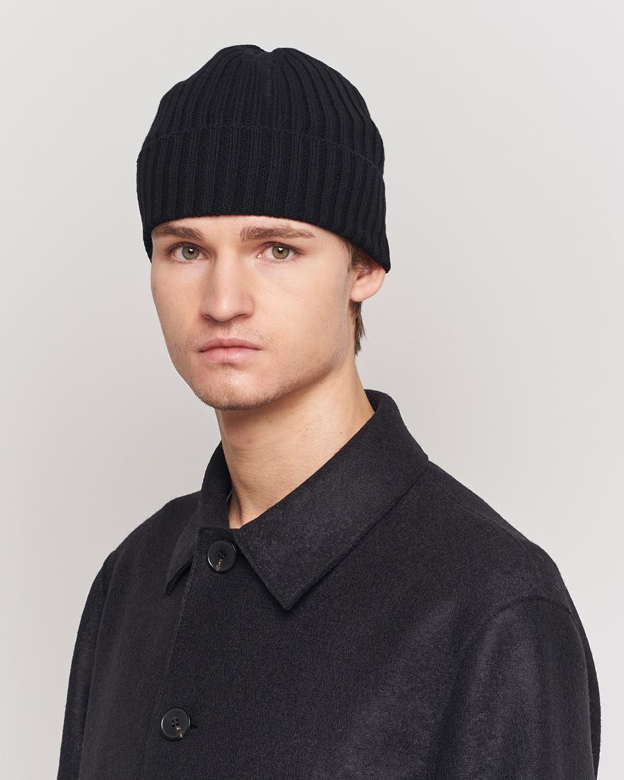 Herr | Piacenza Cashmere Ribbed Cashmere Beanie Black | Piacenza Cashmere | Ribbed Cashmere Beanie Black