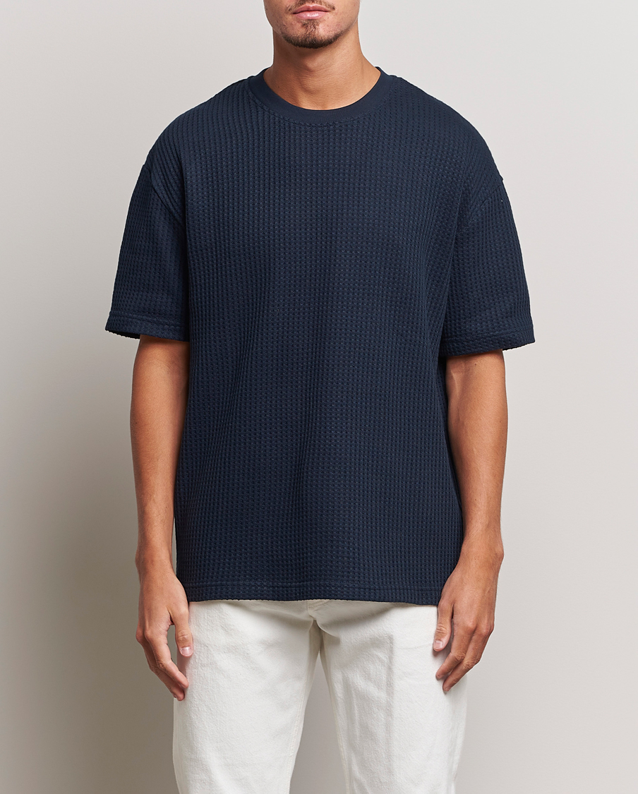 Herr | T-Shirts | Samsøe Samsøe | Samsøe & Samsøe Dino Waffle Knitted Crew Neck T-Shirt Salute Navy