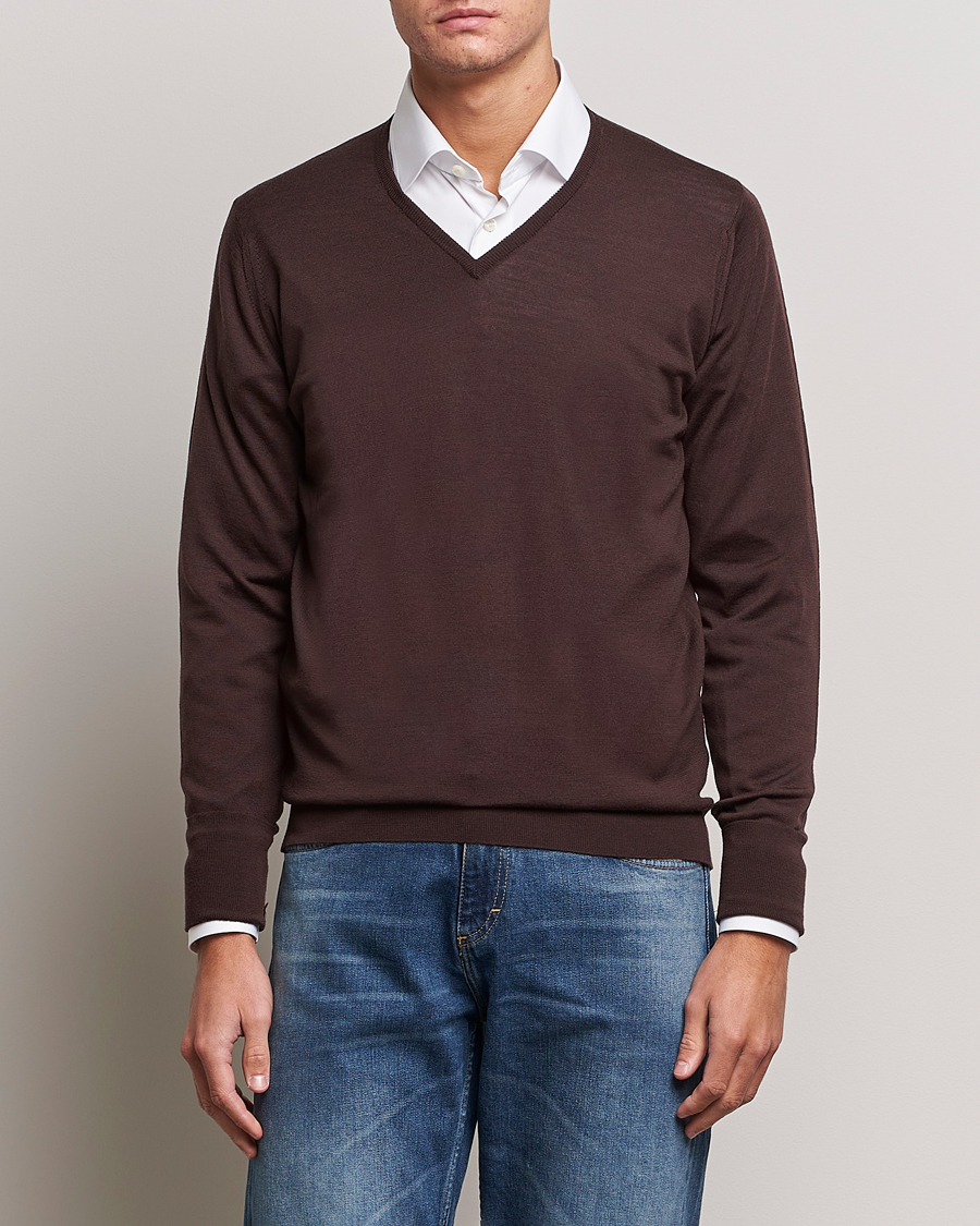 Herr | Tröjor | John Smedley | Bobby Extra Fine Merino V-Neck Pullover Truffle Brown