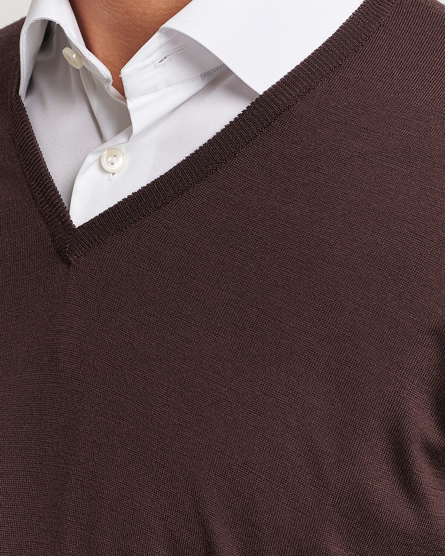 Herr | Tröjor | John Smedley | Bobby Extra Fine Merino V-Neck Pullover Truffle Brown