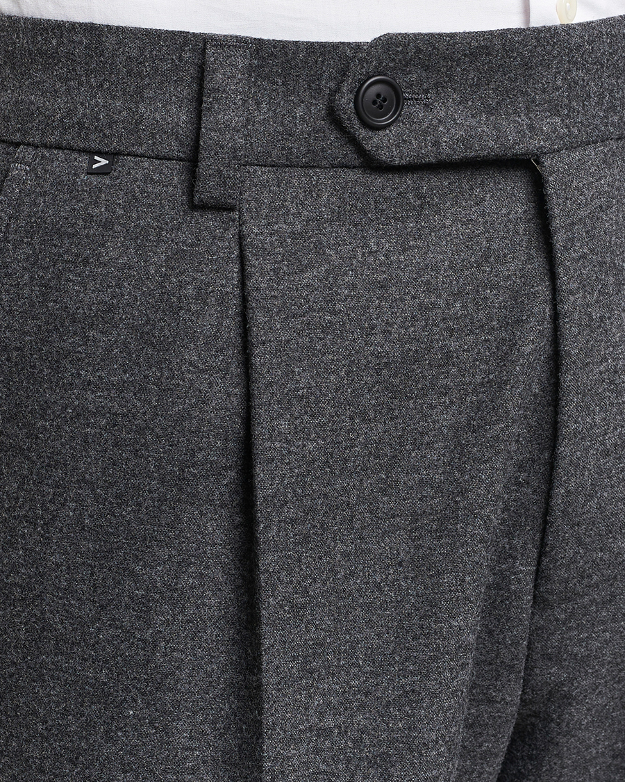 Herr | Byxor | BOSS BLACK | Perin Tech Flannel Pleated Trousers Dark Grey