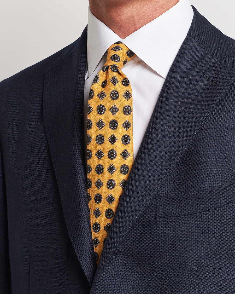 Herr | Amanda Christensen Wool Flannel 8cm Printed Medallion Tie Yellow | Amanda Christensen | Wool Flannel 8cm Printed Medallion Tie Yellow