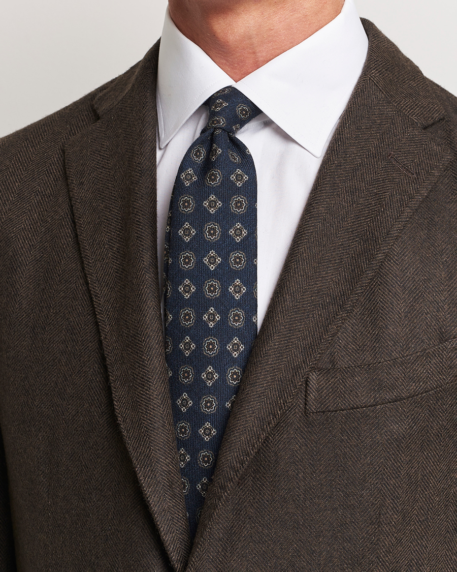 Herr |  | Amanda Christensen | Wool Flannel 8cm Printed Medallion Tie Navy