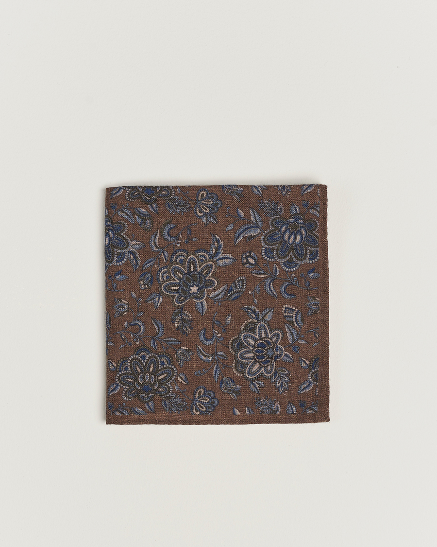 Herr | Amanda Christensen Wool Flannel Large Flower Pocket Square Brown | Amanda Christensen | Wool Flannel Large Flower Pocket Square Brown