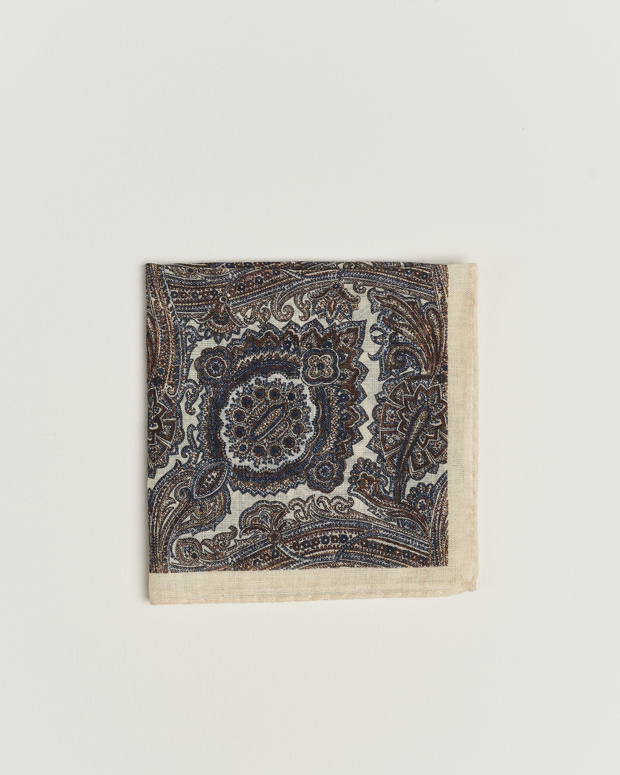 Herr | Amanda Christensen Wool Printed Large Paisley Pocket Square White | Amanda Christensen | Wool Printed Large Paisley Pocket Square White