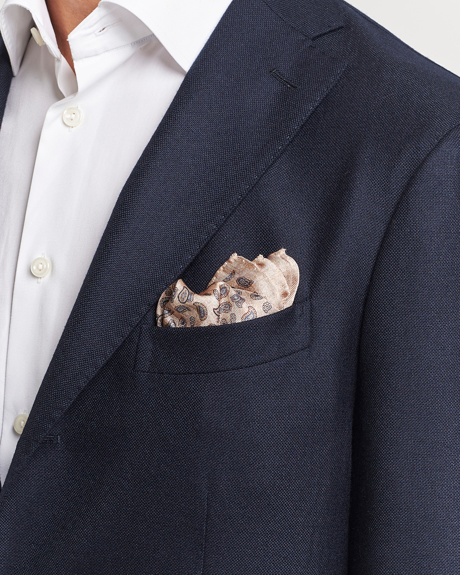 Herr | Amanda Christensen Silk Oxford Printed Paisley Pocket Square Creme | Amanda Christensen | Silk Oxford Printed Paisley Pocket Square Creme