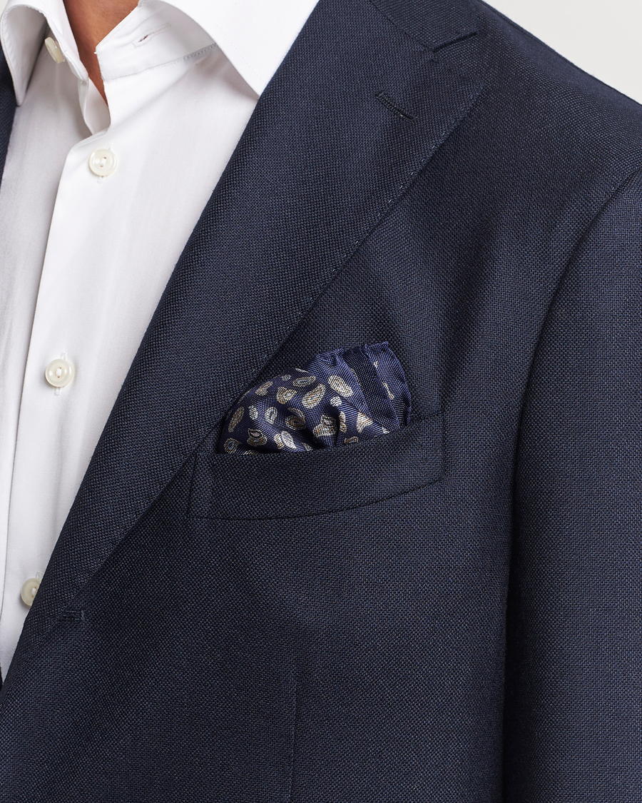 Herr | Amanda Christensen Silk Oxford Printed Paisley Pocket Square Navy | Amanda Christensen | Silk Oxford Printed Paisley Pocket Square Navy