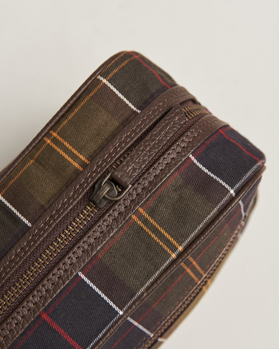 Herr | Barbour Lifestyle Tartan Leather Washbag Classic Tartan | Barbour Lifestyle | Tartan Leather Washbag Classic Tartan