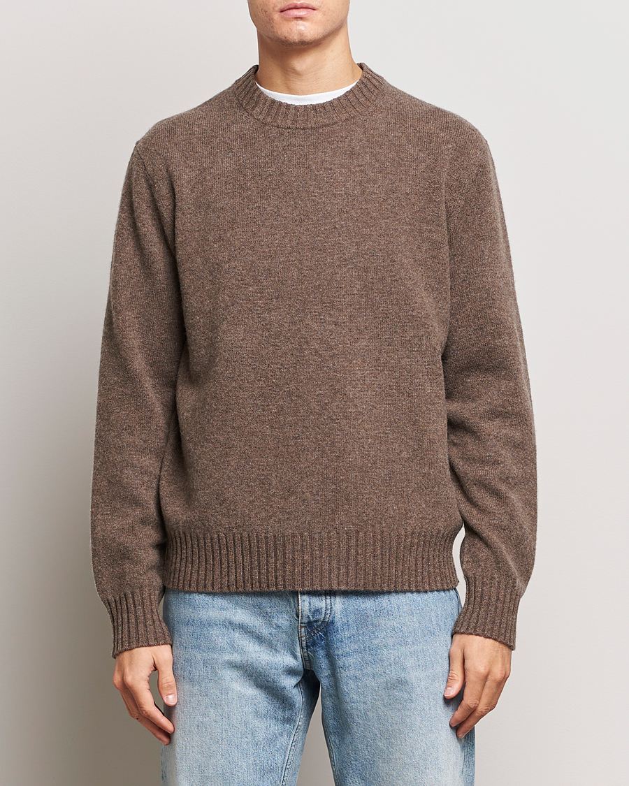 Herr | Avdelningar | A Day's March | Marlow Lambswool Crew Dark Taupe