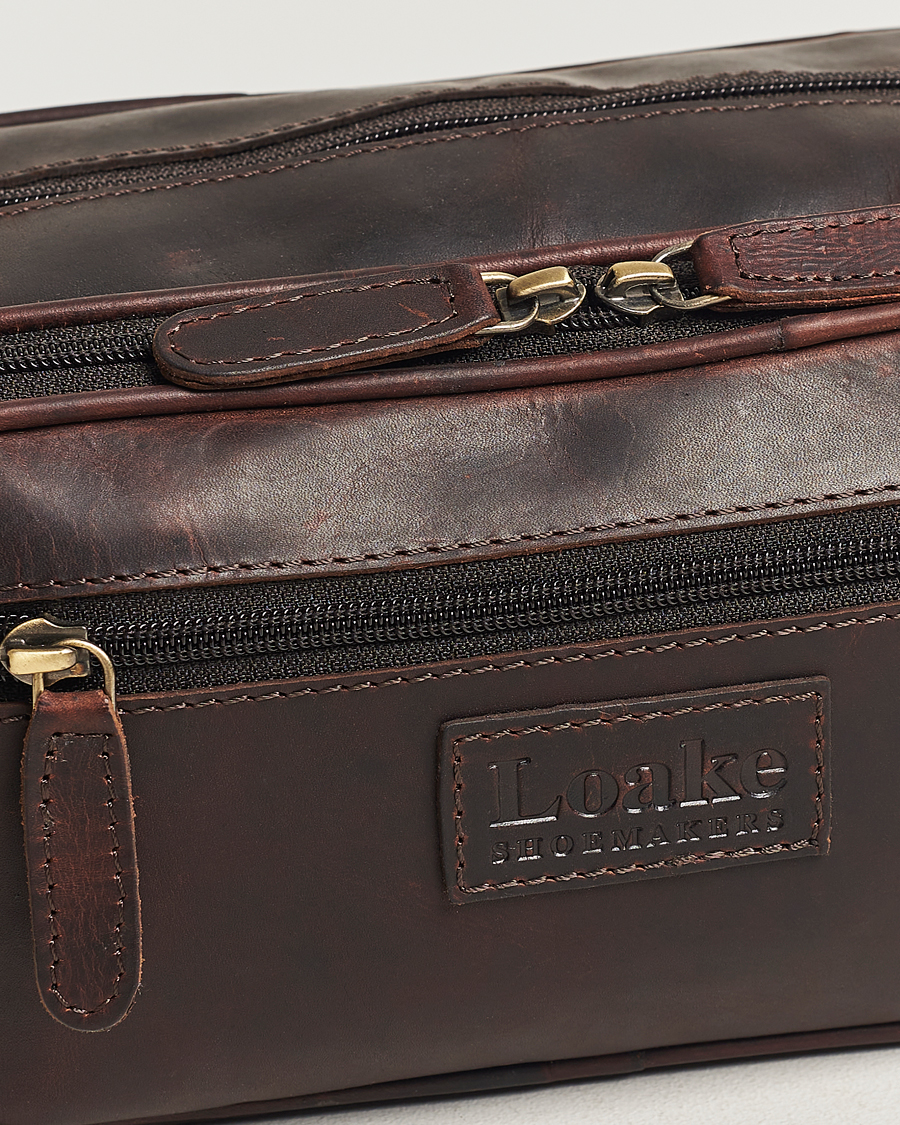 Herr | Loake 1880 Dartmouth Leather Washbag Dark Brown | Loake 1880 | Dartmouth Leather Washbag Dark Brown