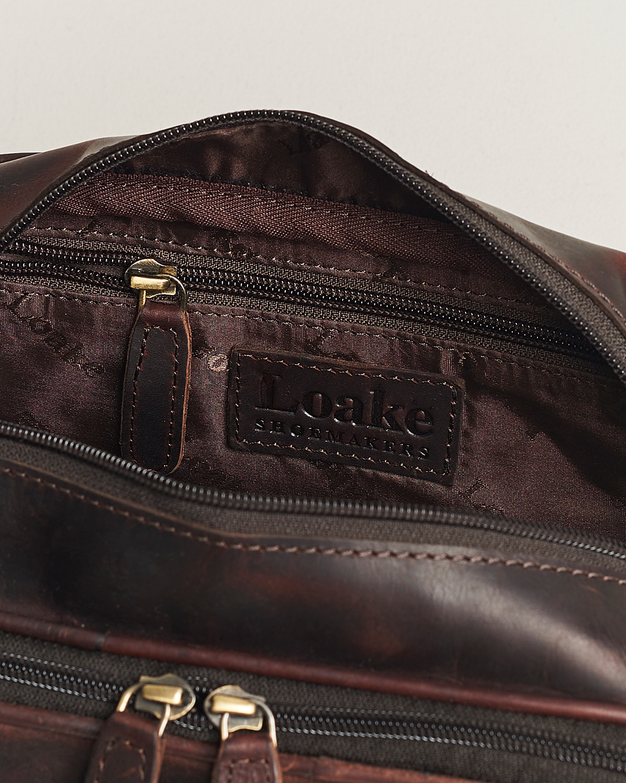 Herr | Loake 1880 Dartmouth Leather Washbag Dark Brown | Loake 1880 | Dartmouth Leather Washbag Dark Brown