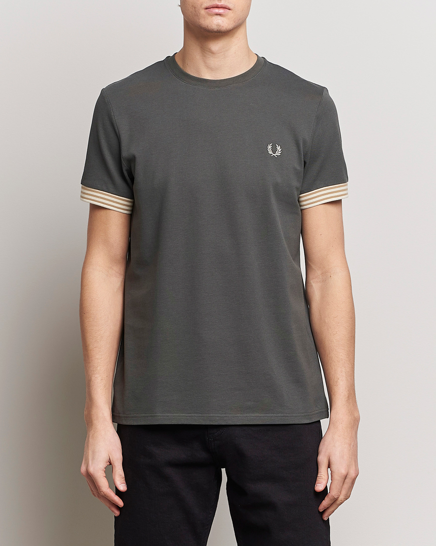 Herr | T-Shirts | Fred Perry | Striped Cuff Crew Neck T-Shirt Field Green