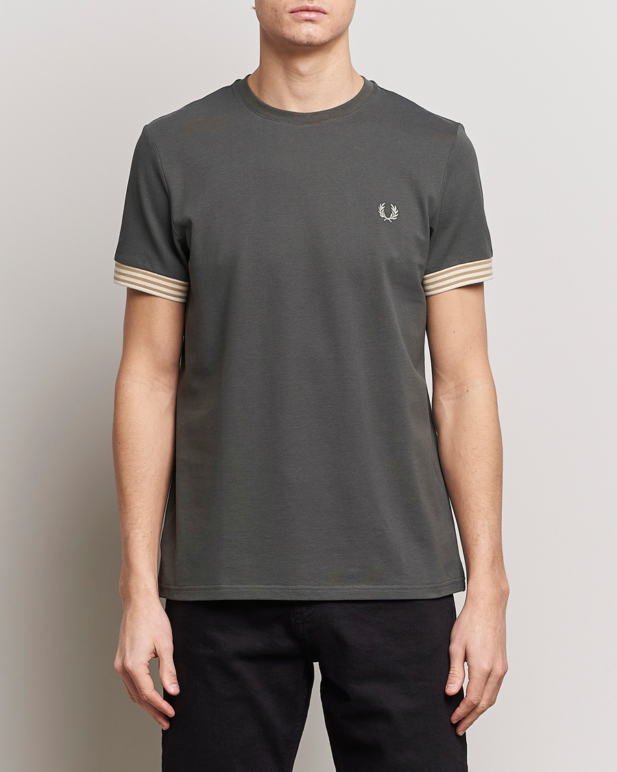 Herr | Avdelningar | Fred Perry | Striped Cuff Crew Neck T-Shirt Field Green