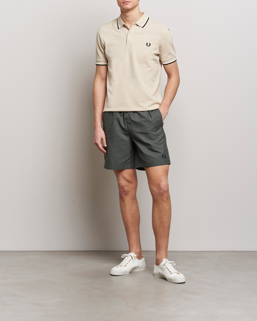 Herr | Badbyxor | Fred Perry | Classic Swimshorts Field Green