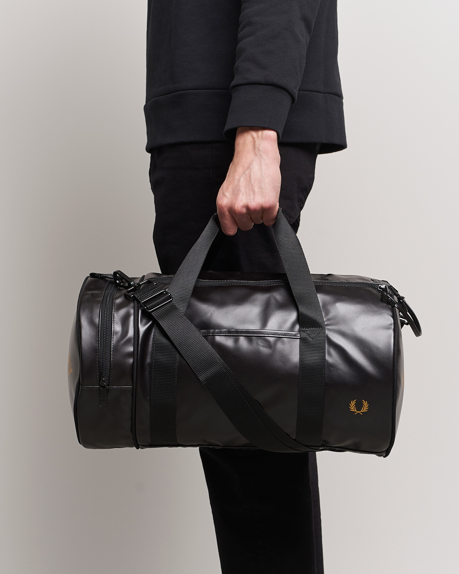 Herr |  | Fred Perry | Tonal Classic Barrel Bag Black/Gold