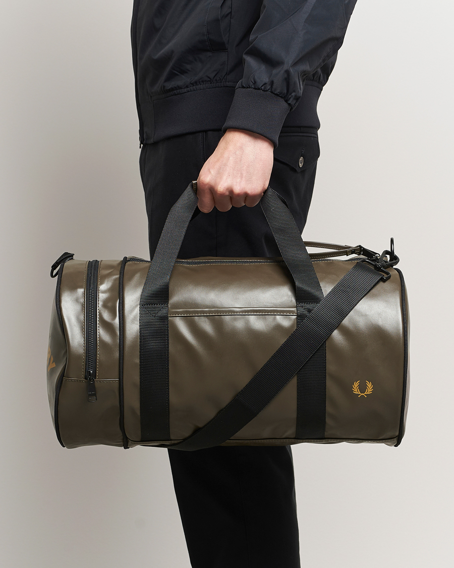 Herr | Nya produktbilder | Fred Perry | Tonal Classic Barrel Bag Uniform Green