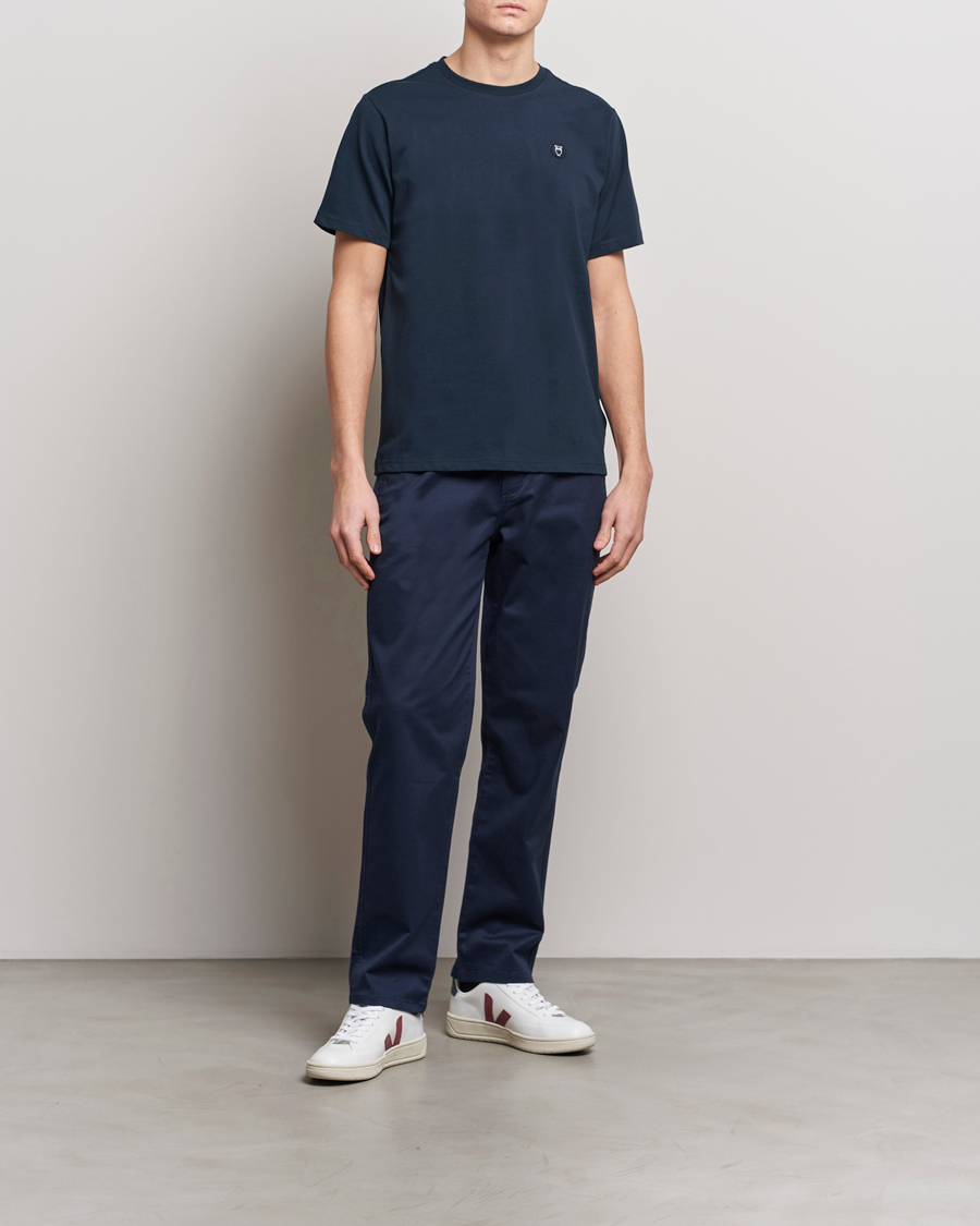 Herr | T-Shirts | KnowledgeCotton Apparel | Loke Badge T-Shirt Total Eclipse