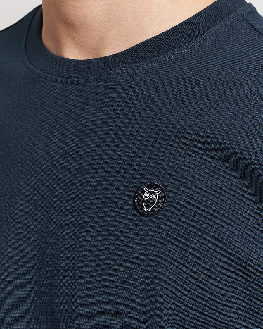 Herr | T-Shirts | KnowledgeCotton Apparel | Loke Badge T-Shirt Total Eclipse