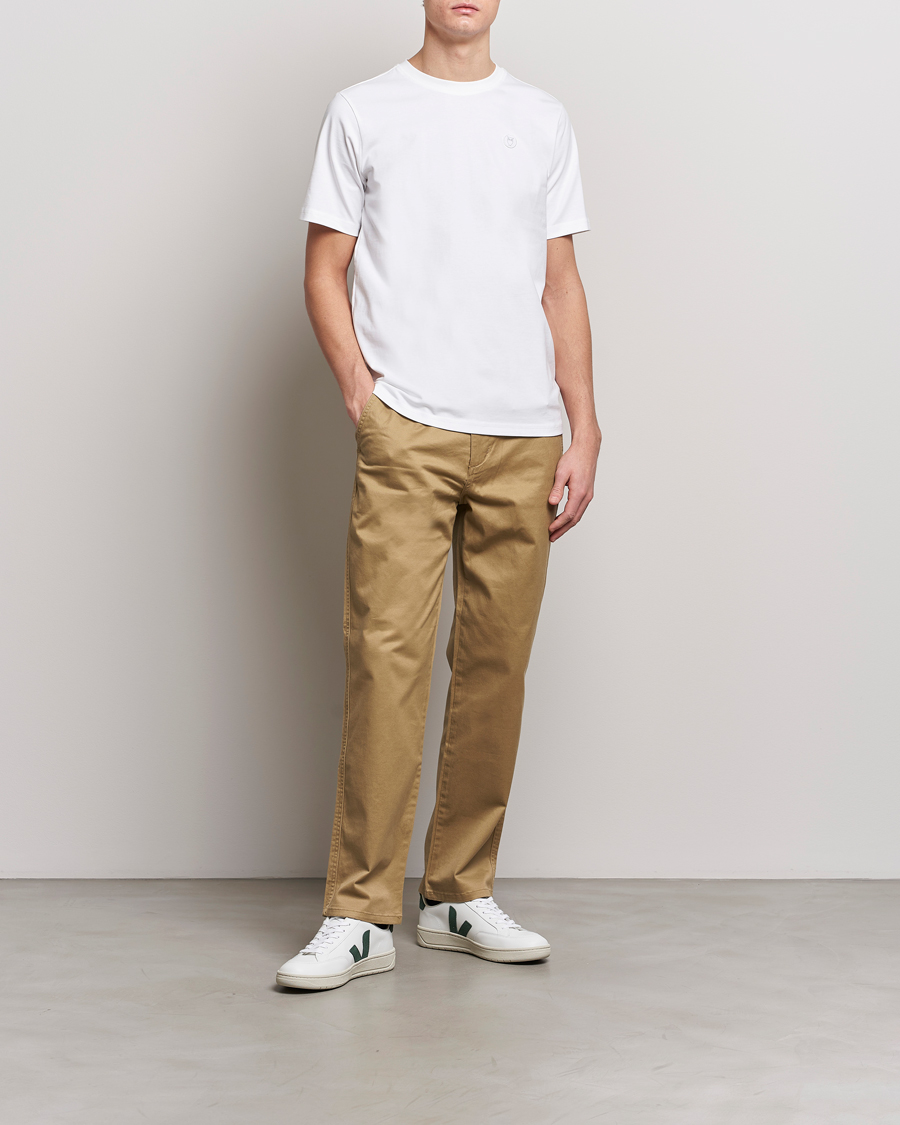 Herr | T-Shirts | KnowledgeCotton Apparel | Loke Badge T-Shirt Bright White