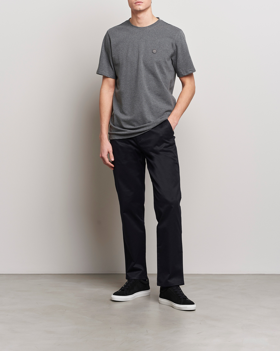 Herr | T-Shirts | KnowledgeCotton Apparel | Loke Badge T-Shirt Dark Grey Melange