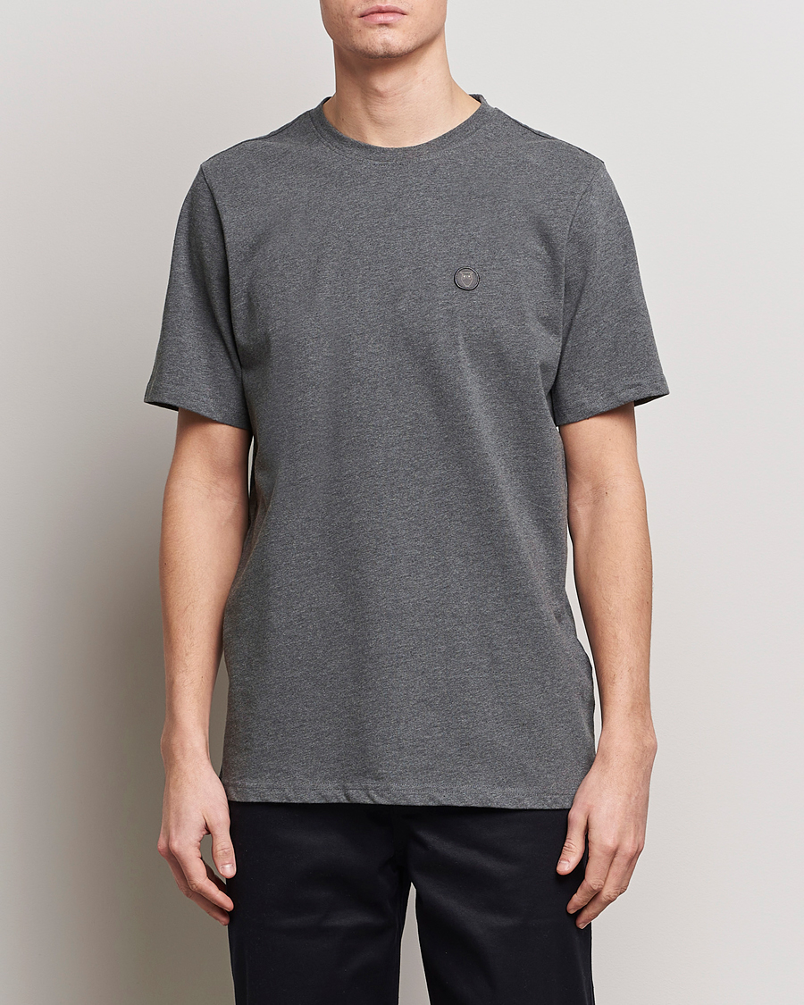 Herr | T-Shirts | KnowledgeCotton Apparel | Loke Badge T-Shirt Dark Grey Melange