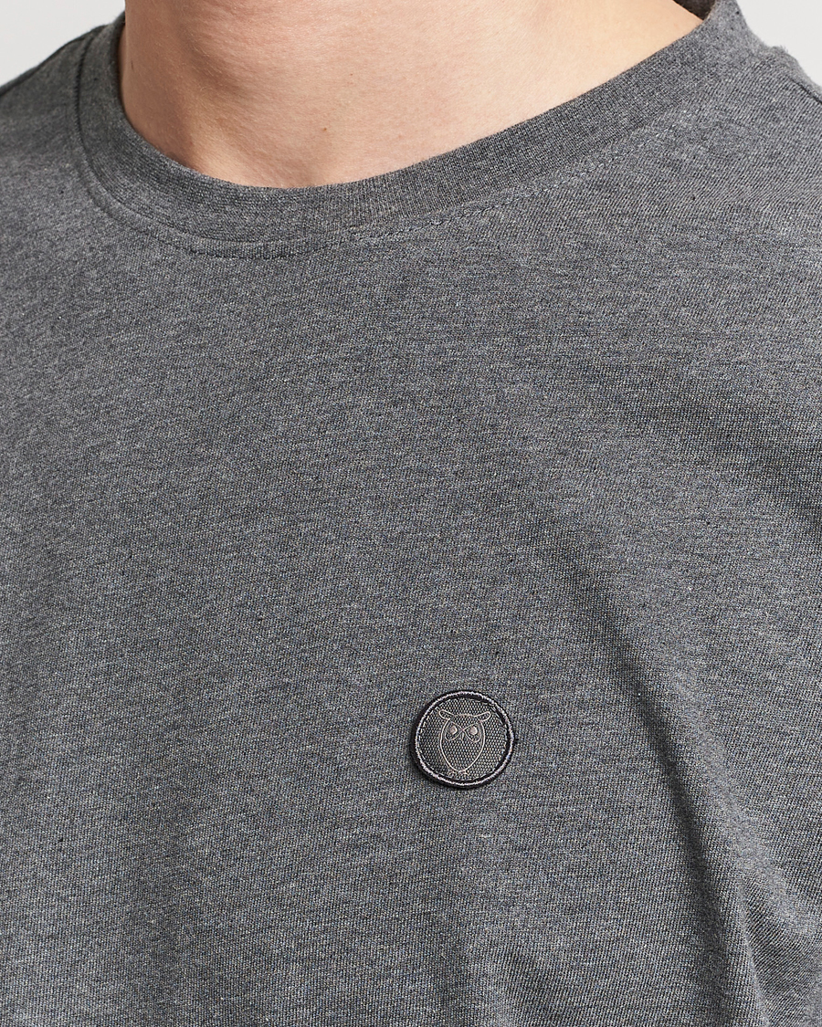 Herr | T-Shirts | KnowledgeCotton Apparel | Loke Badge T-Shirt Dark Grey Melange