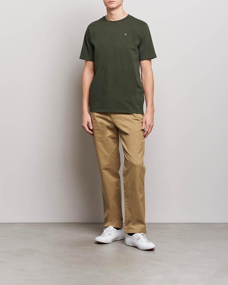 Herr | T-Shirts | KnowledgeCotton Apparel | Loke Badge T-Shirt Forest Night