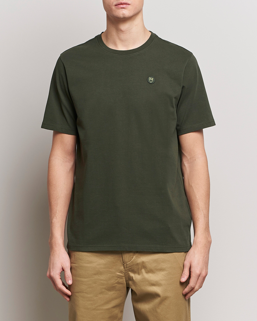 Herr | Kläder | KnowledgeCotton Apparel | Loke Badge T-Shirt Forest Night