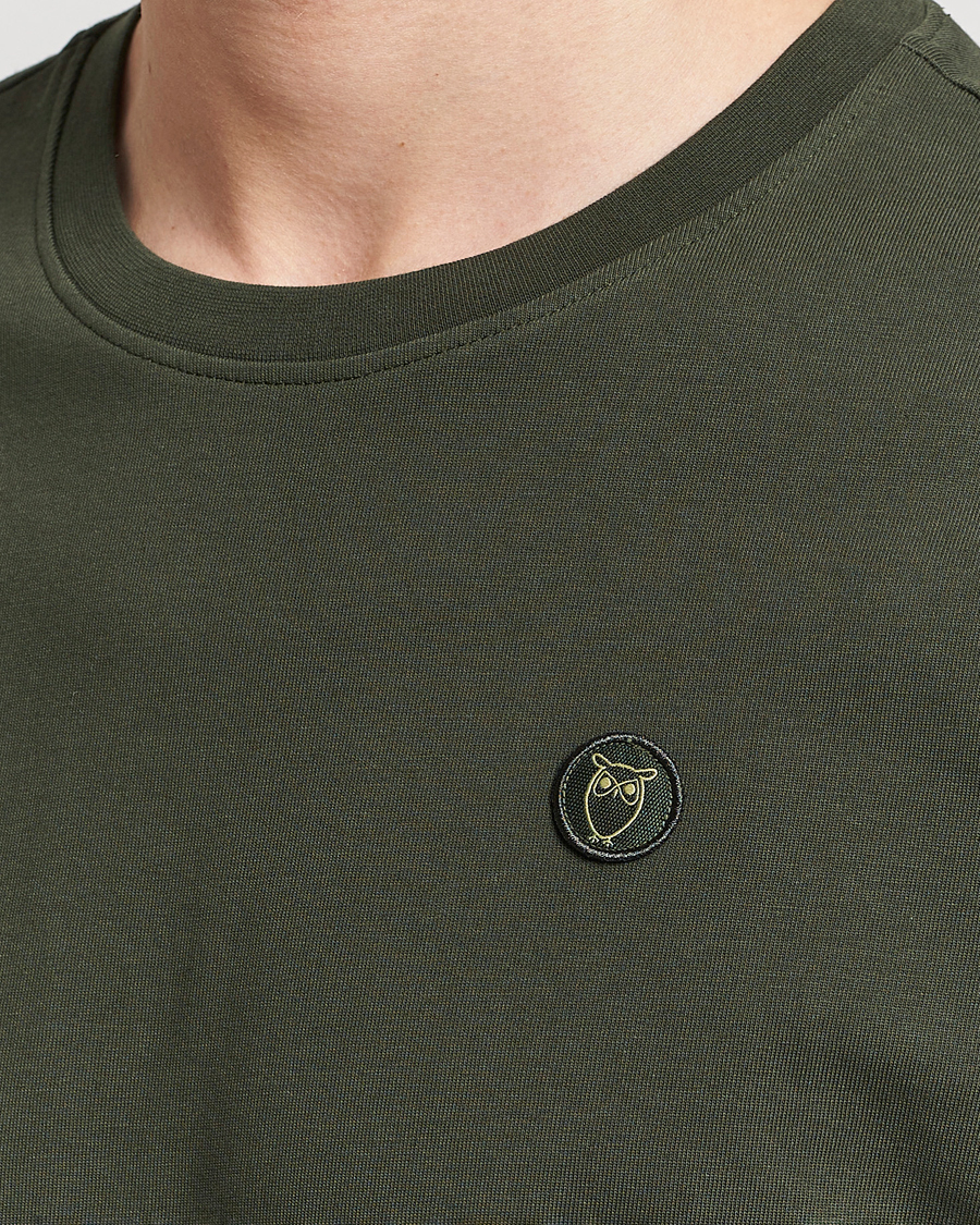 Herr | T-Shirts | KnowledgeCotton Apparel | Loke Badge T-Shirt Forest Night