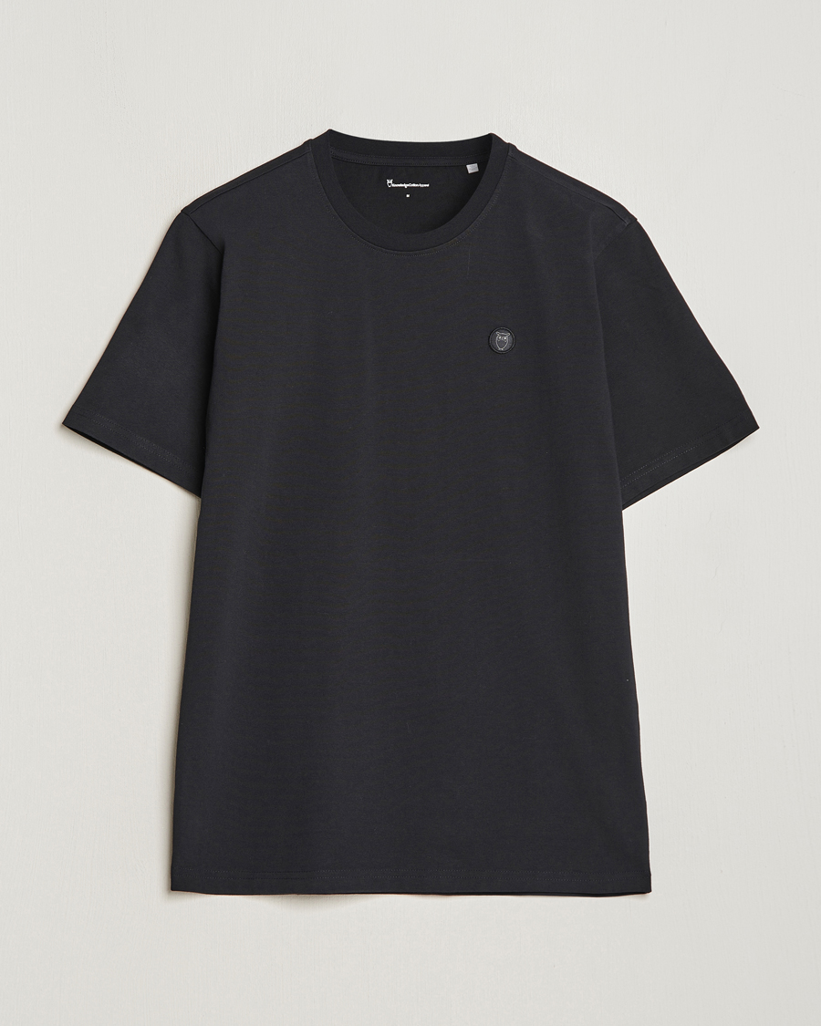 Herr | T-Shirts | KnowledgeCotton Apparel | Loke Badge T-Shirt Jet Black