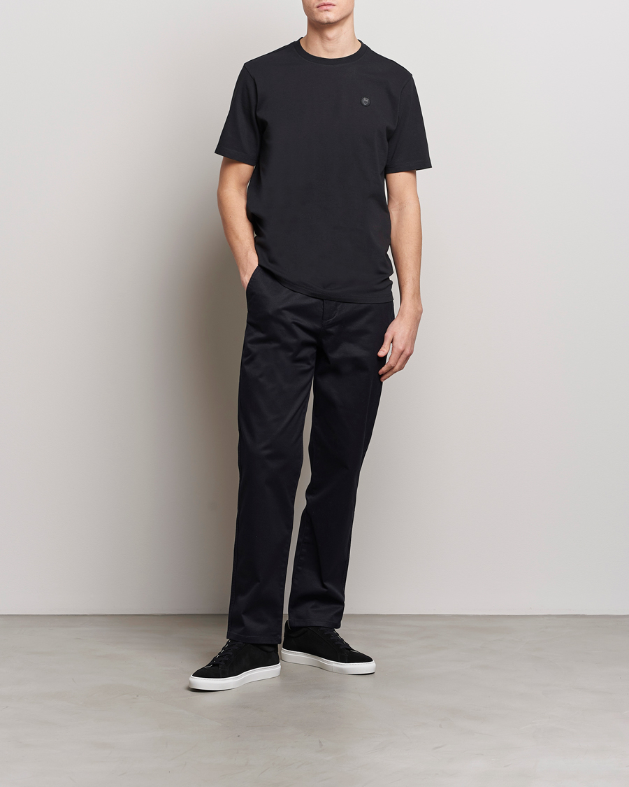Herr | T-Shirts | KnowledgeCotton Apparel | Loke Badge T-Shirt Jet Black