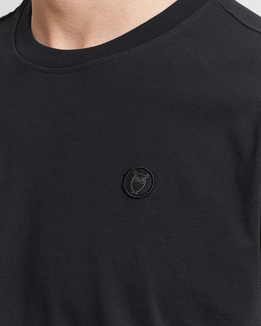 Herr | T-Shirts | KnowledgeCotton Apparel | Loke Badge T-Shirt Jet Black