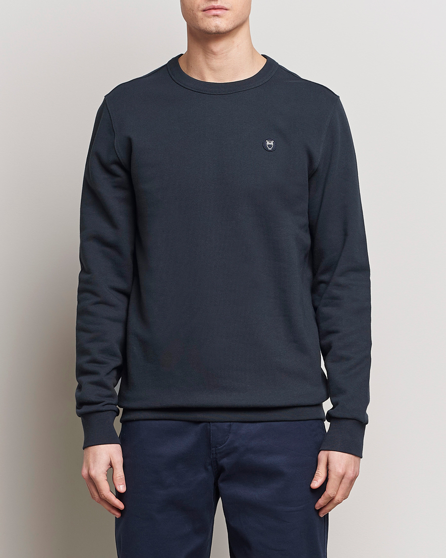 Herr | Sweatshirts | KnowledgeCotton Apparel | Erik Badge Sweatshirt Total Eclipse