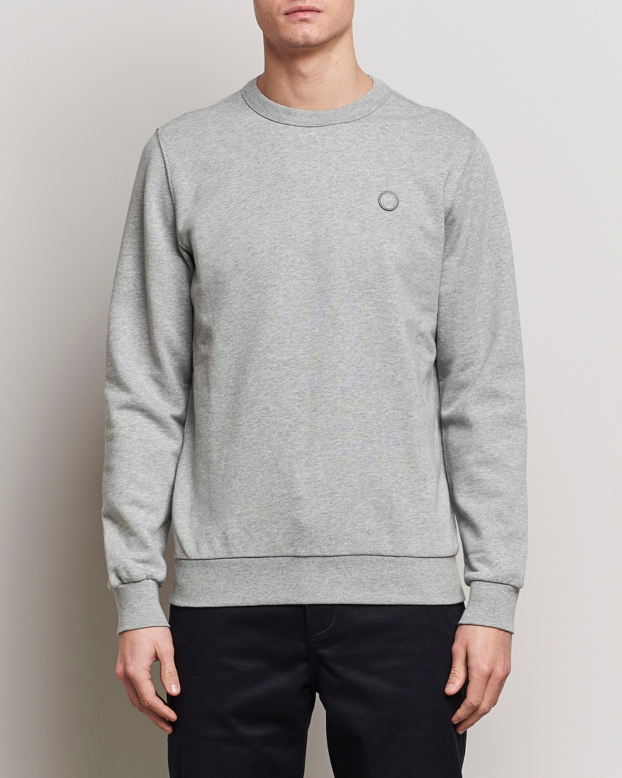 Herr | Sweatshirts | KnowledgeCotton Apparel | Erik Badge Sweatshirt Grey Melange