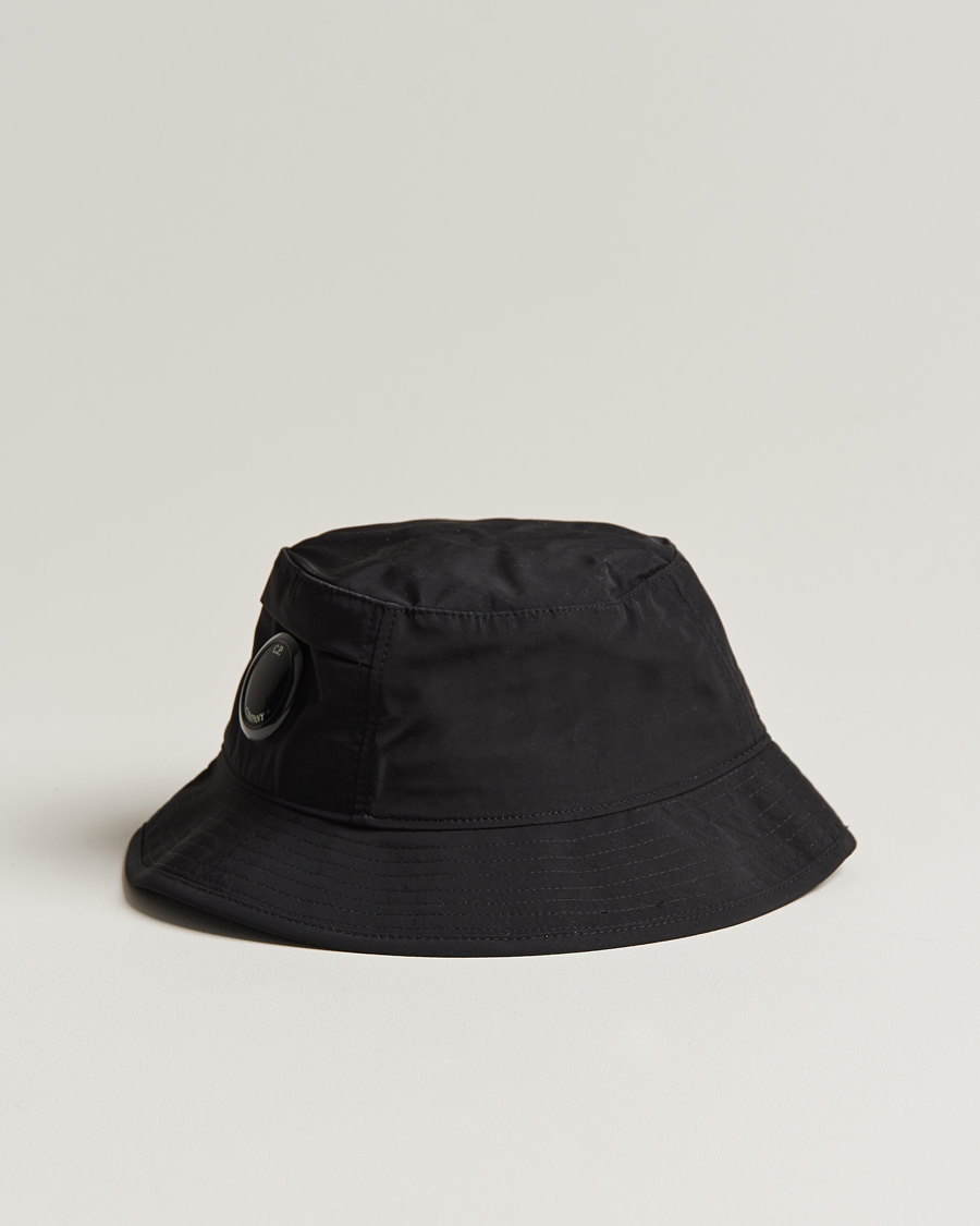 Herr | Hattar | C.P. Company | Chrome R Bucket Hat Black