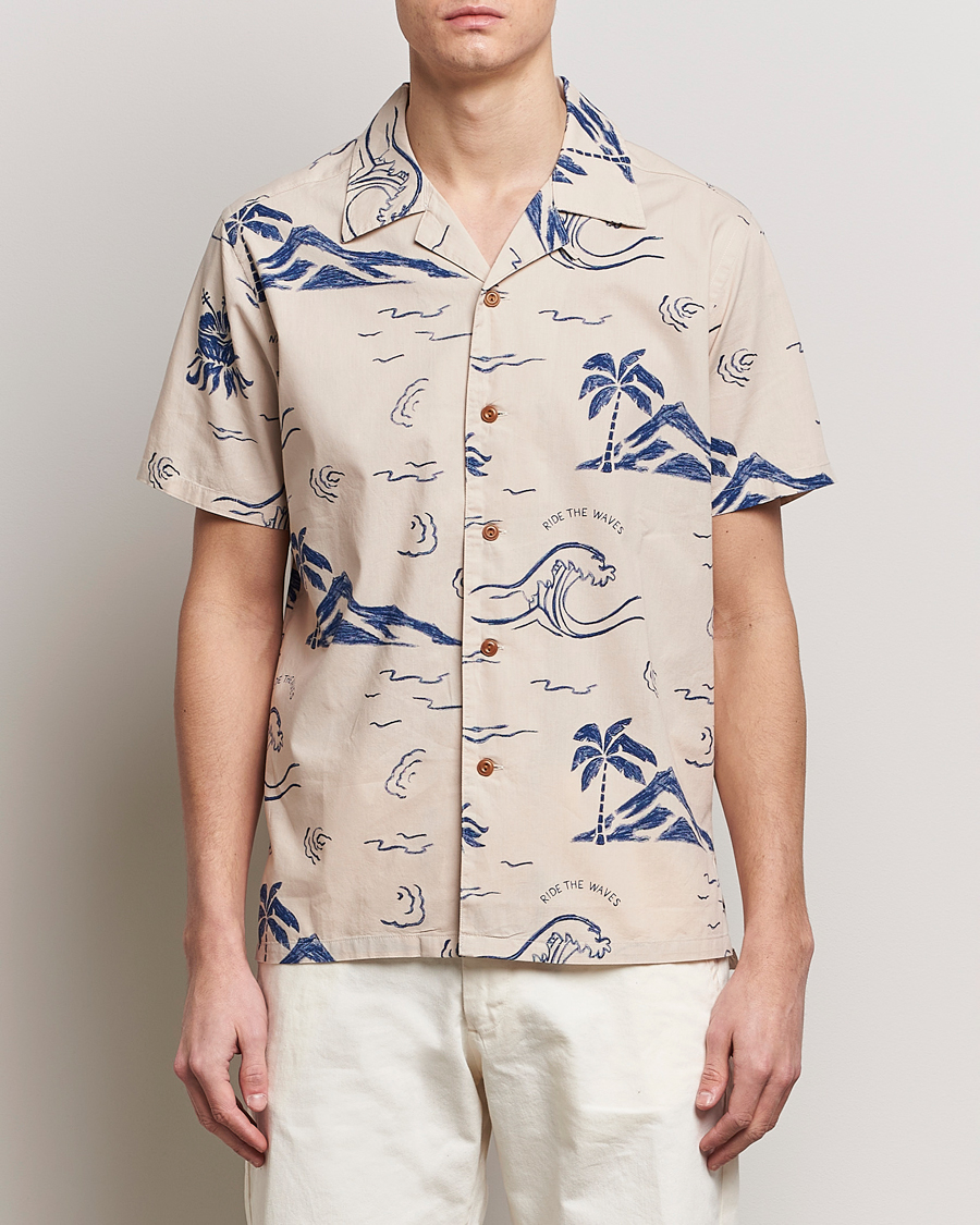 Herr |  | Nudie Jeans | Arvid Printed Waves Hawaii Short Sleeve Shirt Ecru