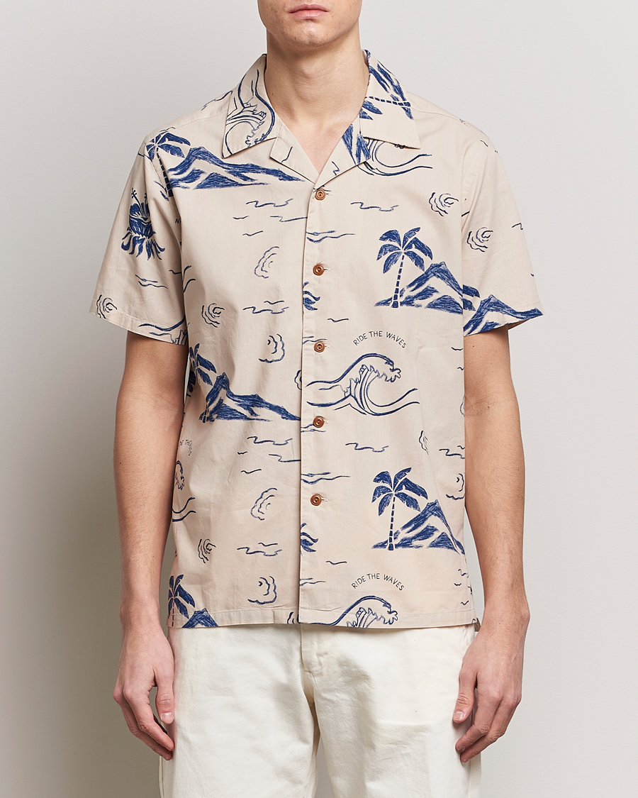 Herr | Skjortor | Nudie Jeans | Arvid Printed Waves Hawaii Short Sleeve Shirt Ecru