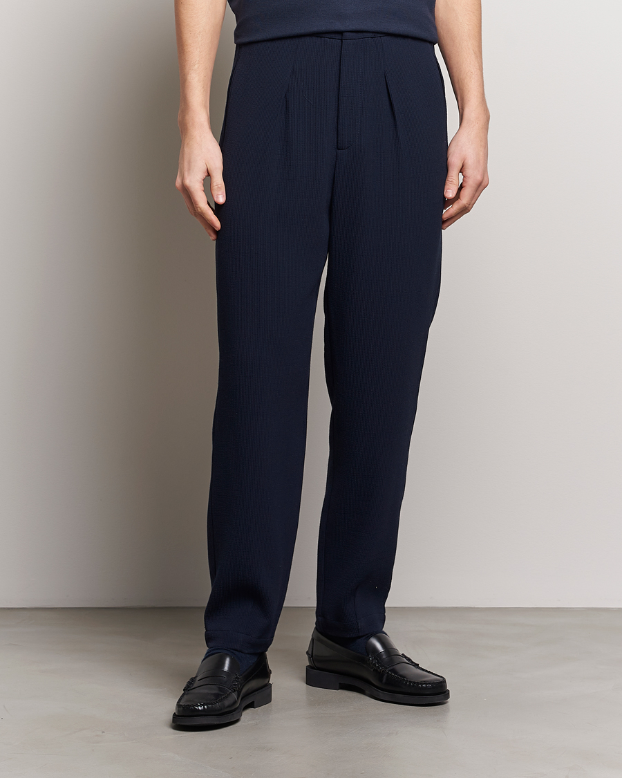 Herr | Quiet Luxury | Giorgio Armani | Pleated Rib Wool Trousers Navy