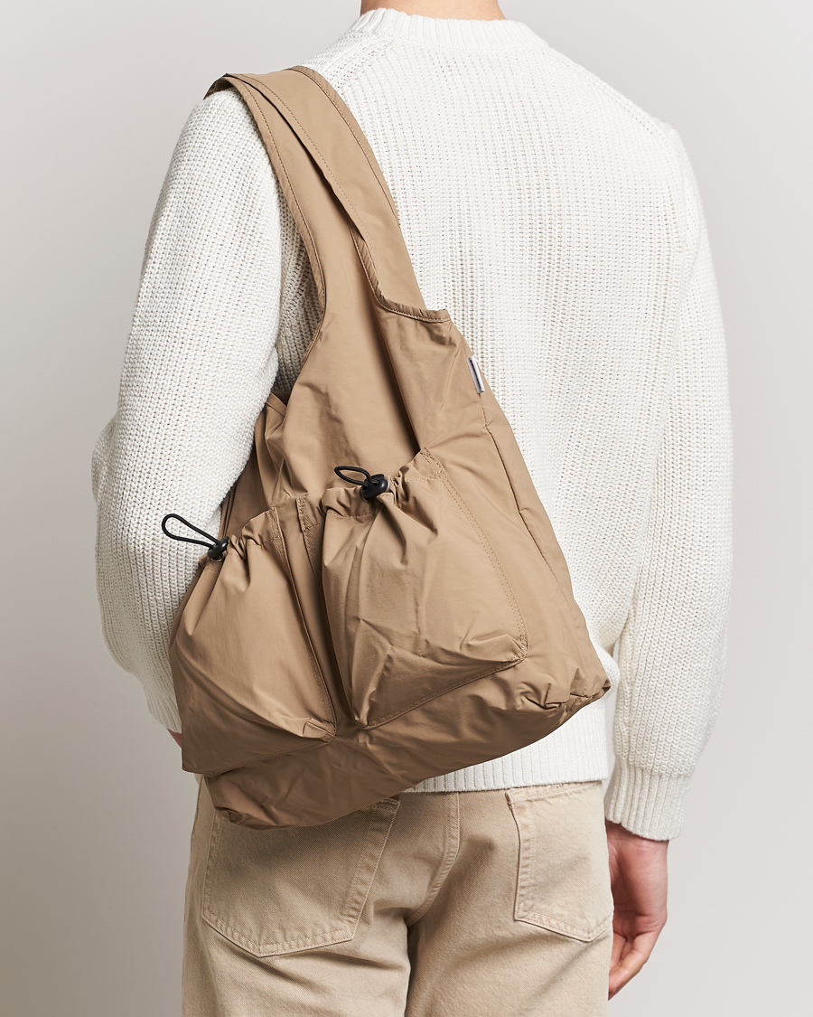 Herr | Väskor | mazi untitled | Nylon Bore Bag Beige