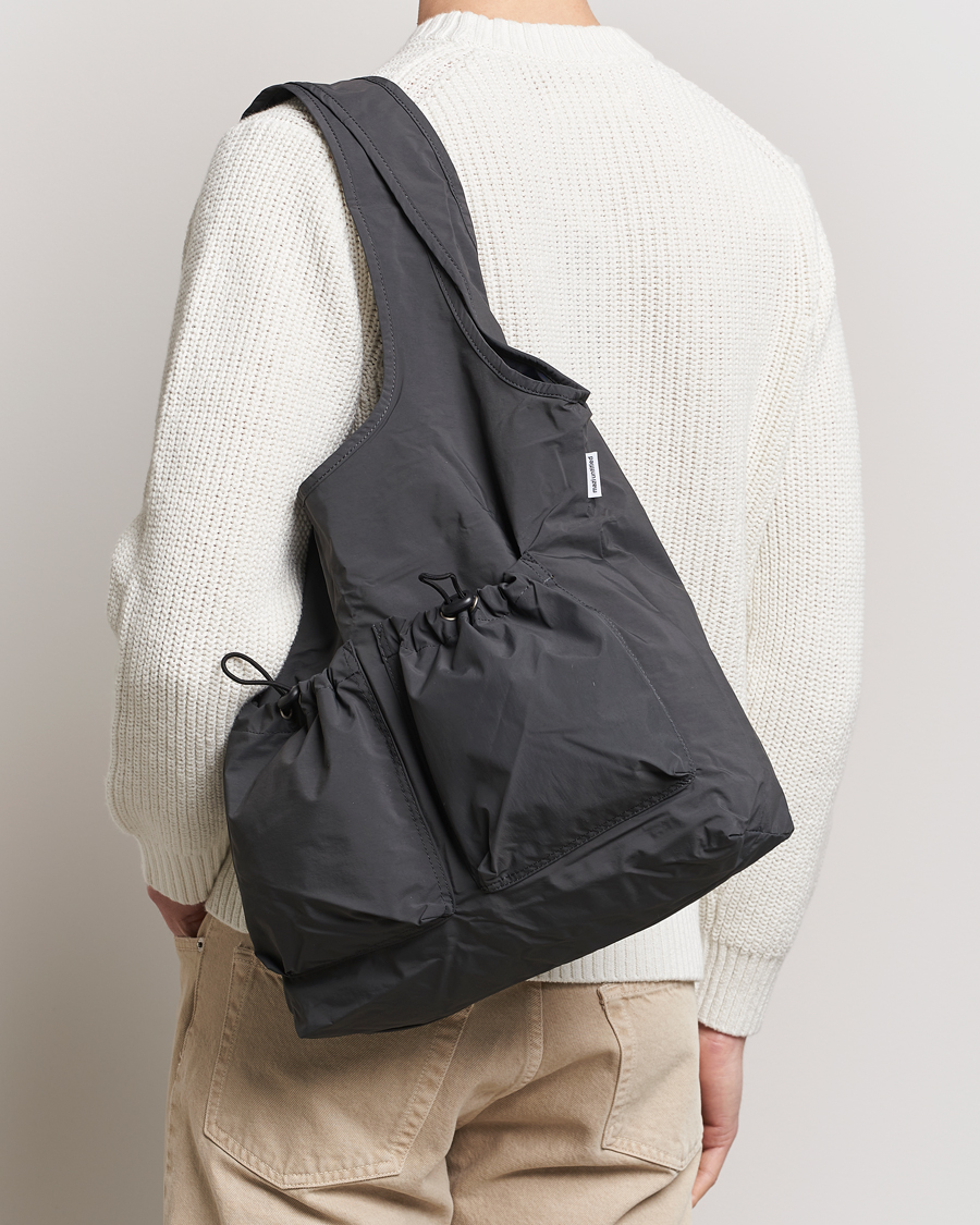 Herr | Nya varumärken | mazi untitled | Nylon Bore Bag Grey