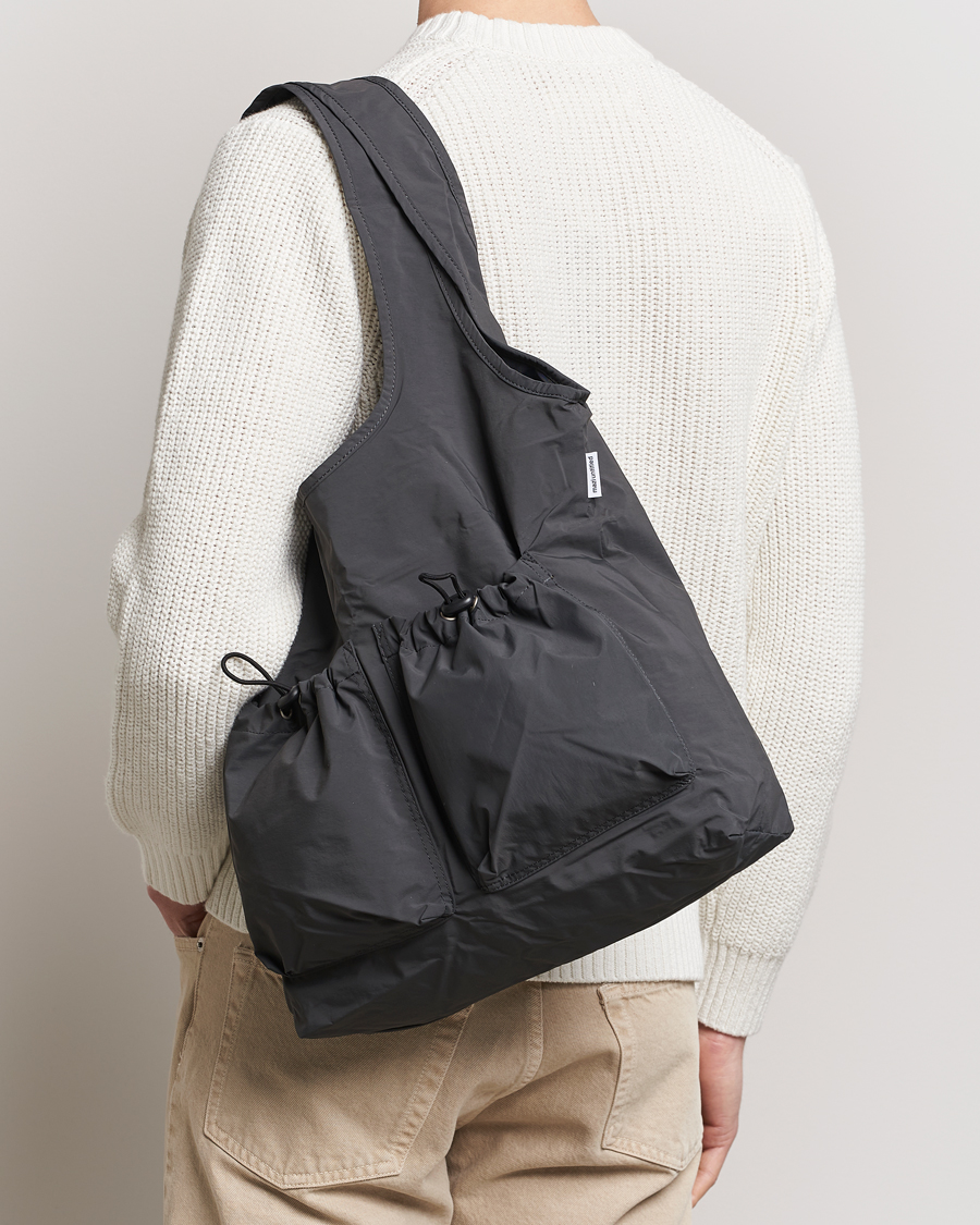 Herr | Väskor | mazi untitled | Nylon Bore Bag Grey