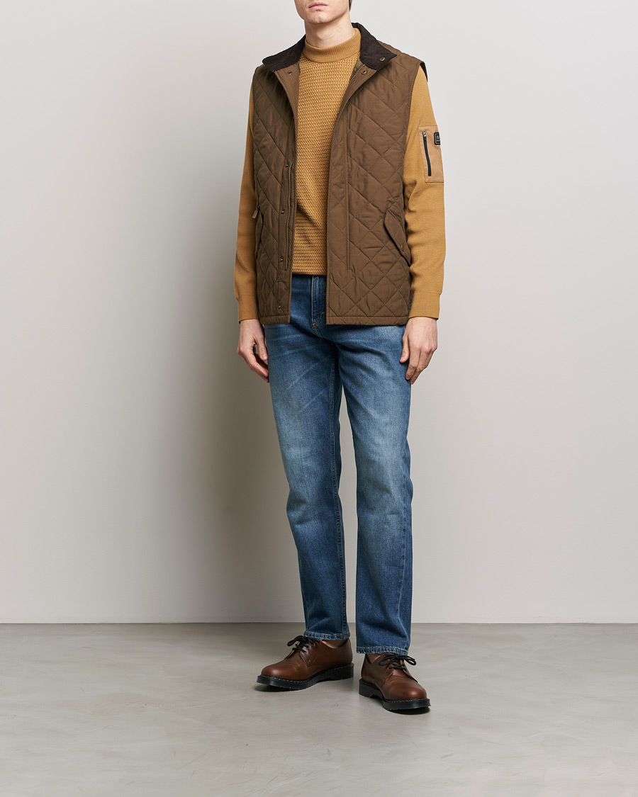 Herr | Jackor | Barbour Lifestyle | Shoveler Peached Quilted Gilet Dark Sand