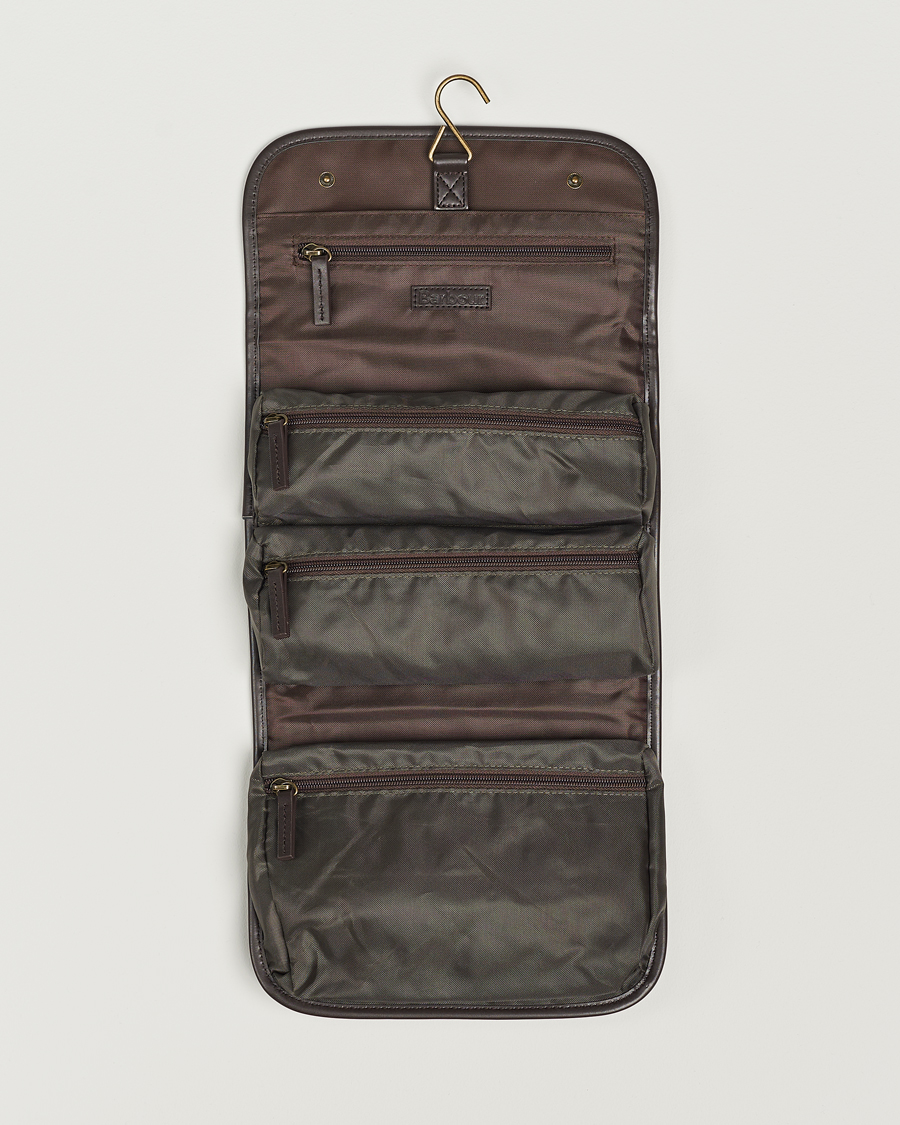 Herr | Best of British | Barbour Lifestyle | Wax Hanging Washbag Olive