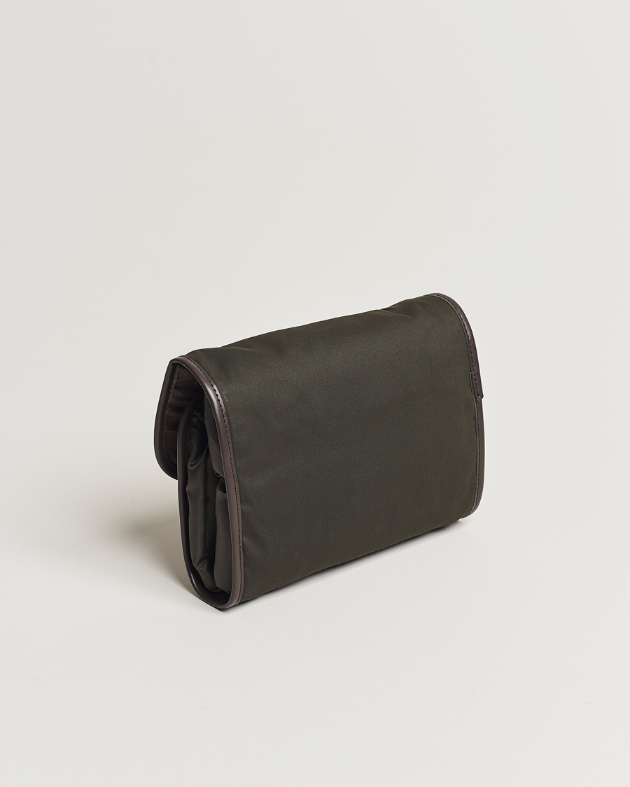 Herr | Väskor | Barbour Lifestyle | Wax Hanging Washbag Olive