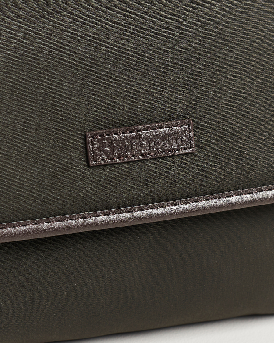 Herr | Väskor | Barbour Lifestyle | Wax Hanging Washbag Olive