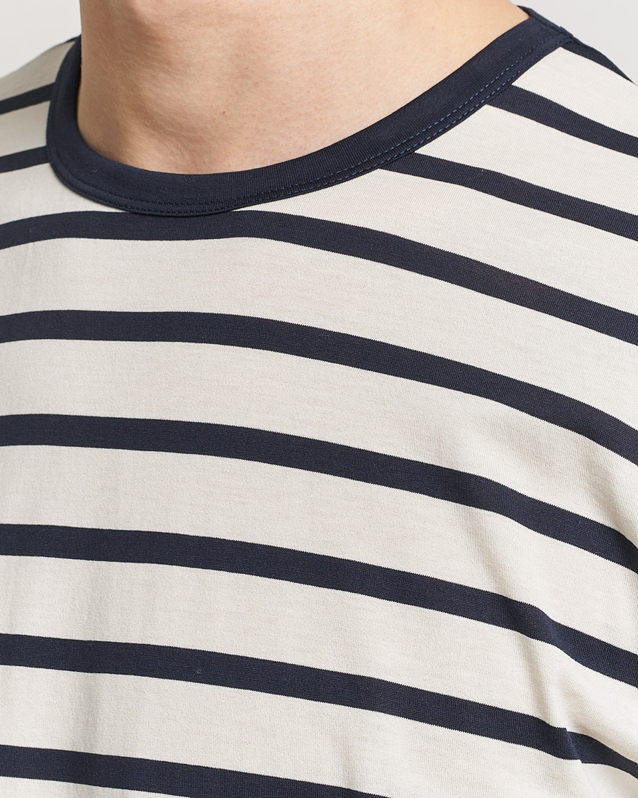 Herr | T-Shirts | Sunspel | Striped Crew Neck Cotton Tee Ecru/Navy