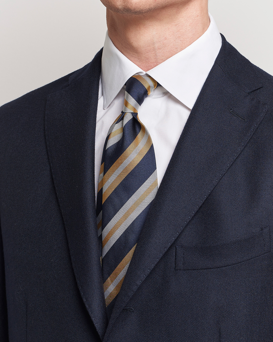 Herr | Amanda Christensen Silk Club Striped 8cm Tie Navy/Yellow | Amanda Christensen | Silk Club Striped 8cm Tie Navy/Yellow