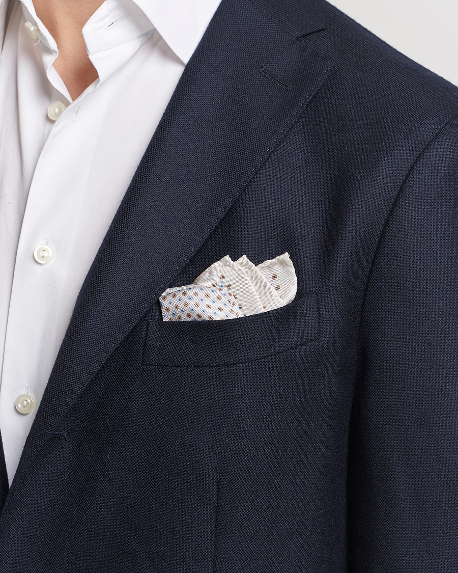 Herr | Amanda Christensen Silk Oxford Printed Flower Pocket Square Cream | Amanda Christensen | Silk Oxford Printed Flower Pocket Square Cream