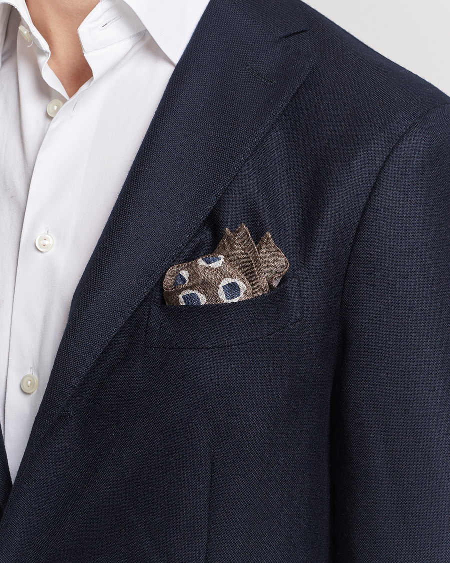 Herr | Amanda Christensen | Amanda Christensen | Linen Printed Medallion Pocket Square Brown