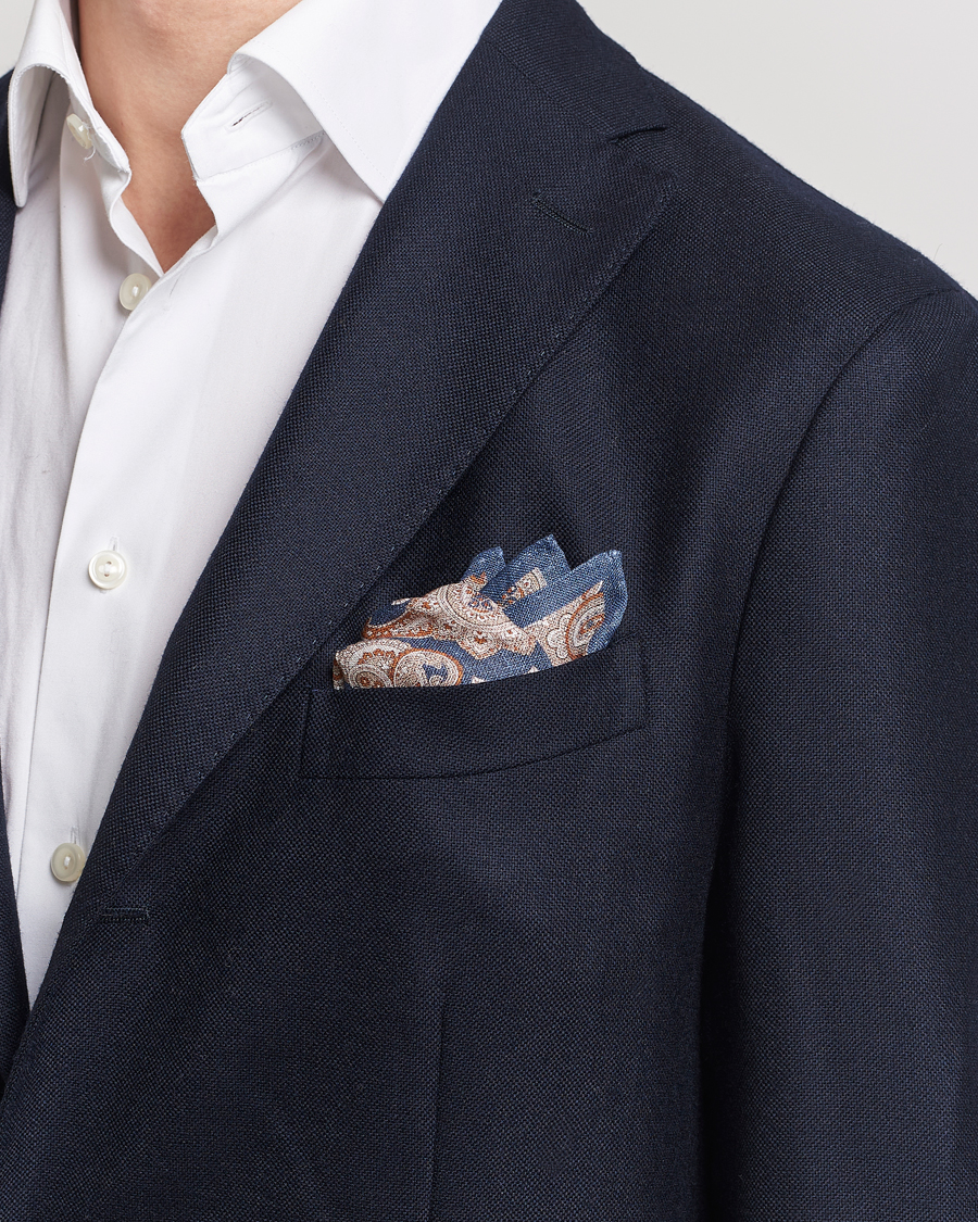 Herr | Kavaj | Amanda Christensen | Linen Printed Large Paisley Pocket Square Navy